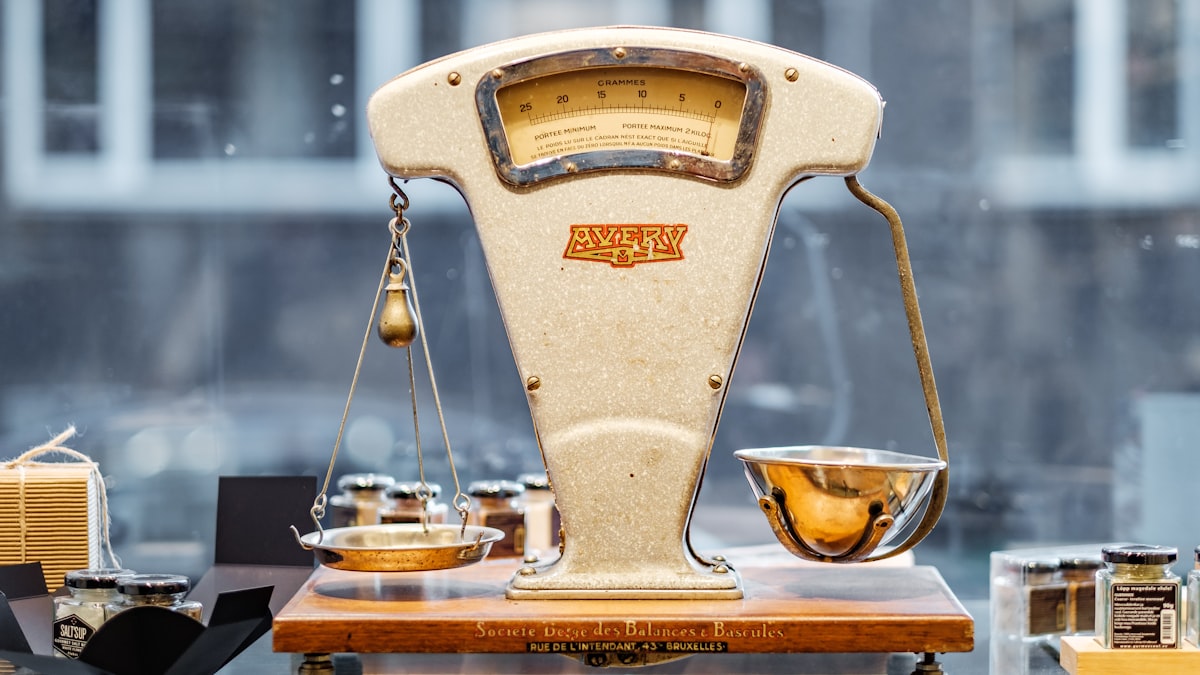 How to use margin and leverage — brown and beige weighing scale