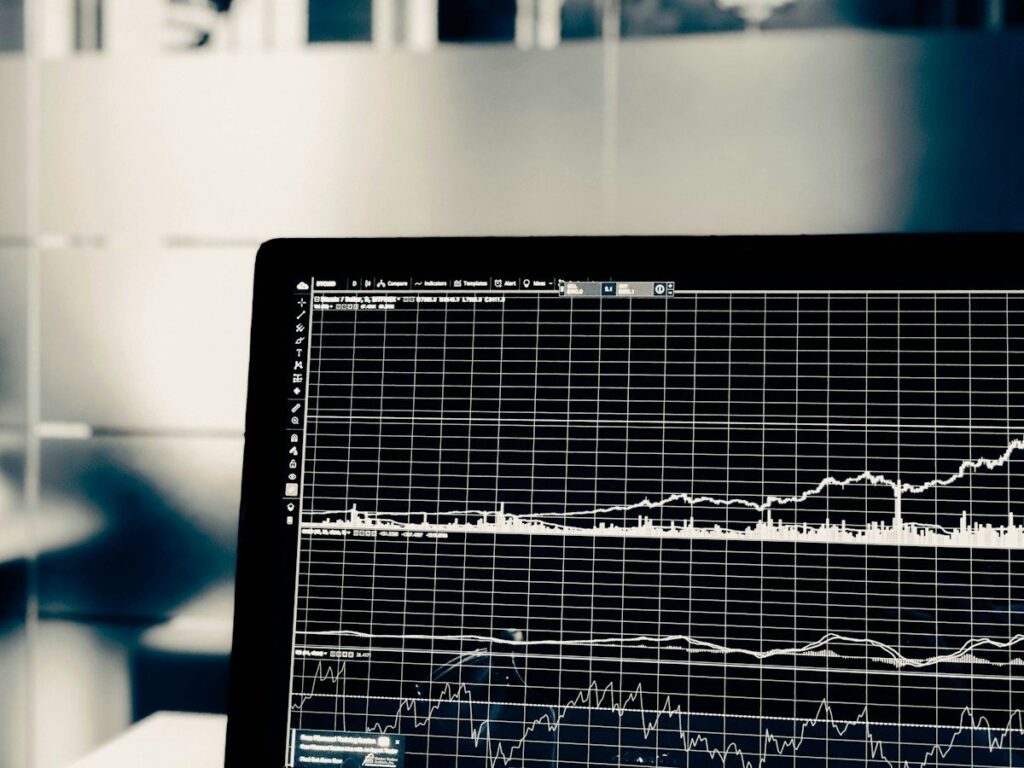 Trader analysing an indicator chart on a screen