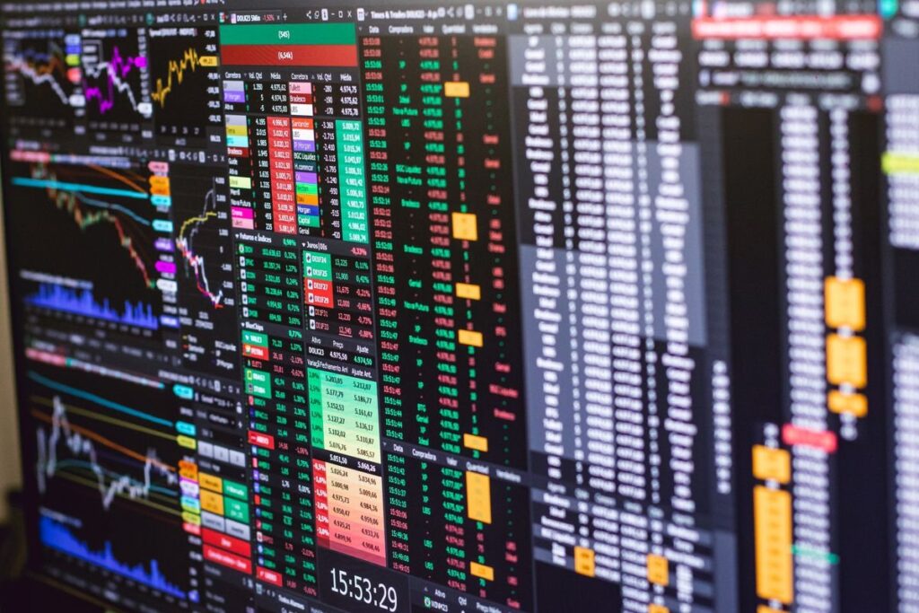 Monitor with a stock market chart and price levels, showing how a breakaway gap opens through a key level