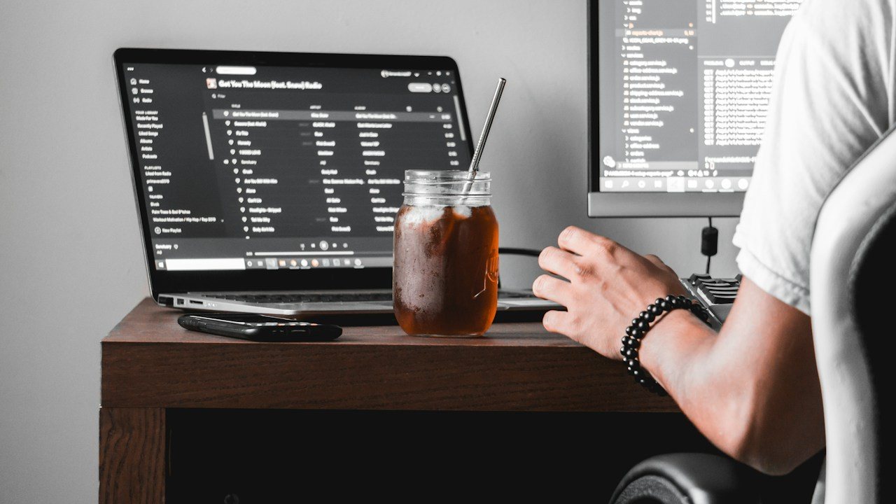Trader waiting at a desk with a coffee for price to return to a level in a breakout and retest strategy