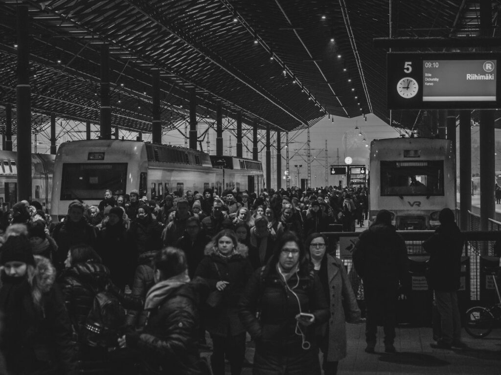 Crowded railway station concourse at rush hour, like a busy trading session where spreads tend to be tight