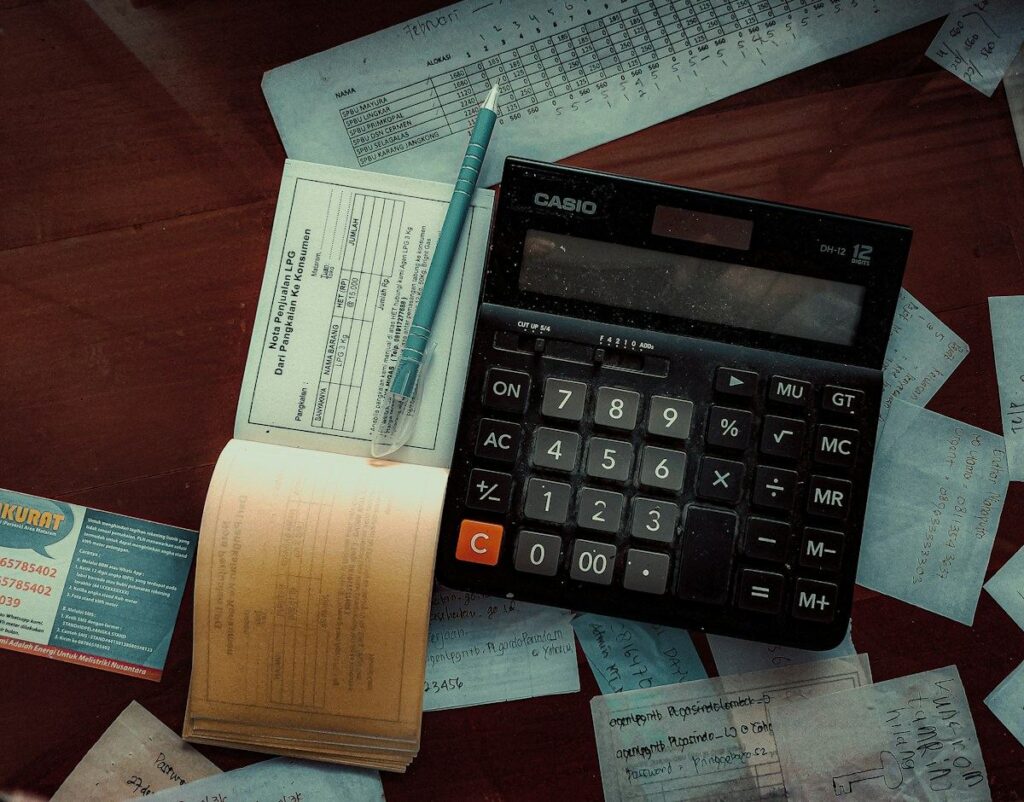 Calculator and notes used to size a trade with a stop below the last higher low in market structure