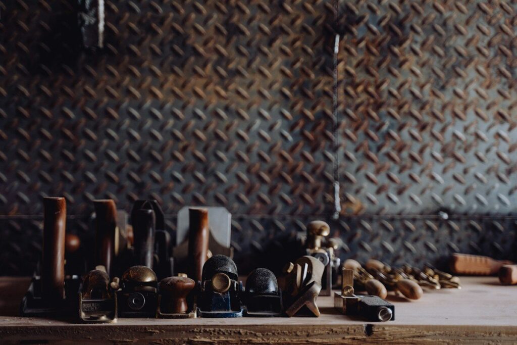 Workbench lined with old tools, a picture of the pause an inside bar shows before a breakout