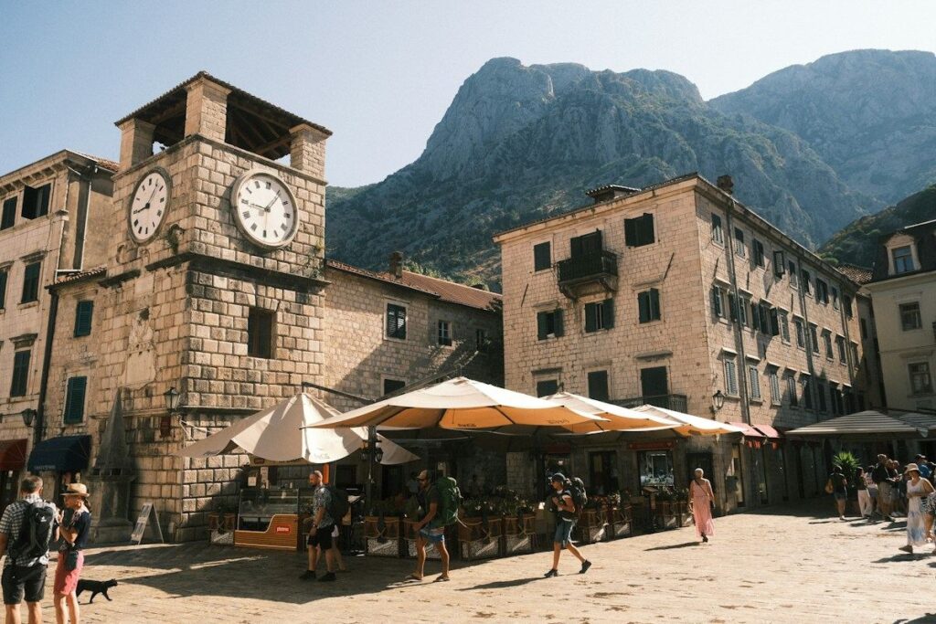 People meeting under a town clock, a reminder that key levels matter because many traders watch them
