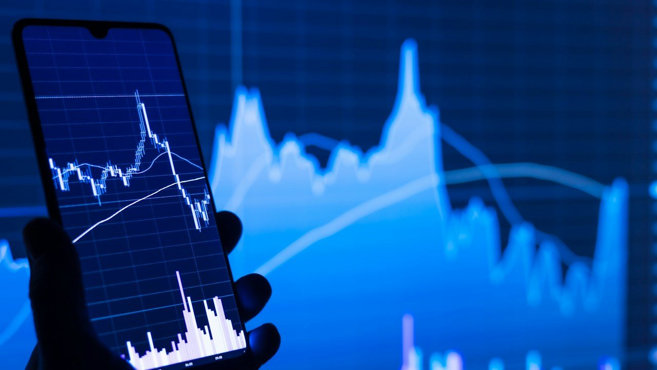 Smartphone showing a price chart, the starting point for price action trading crypto