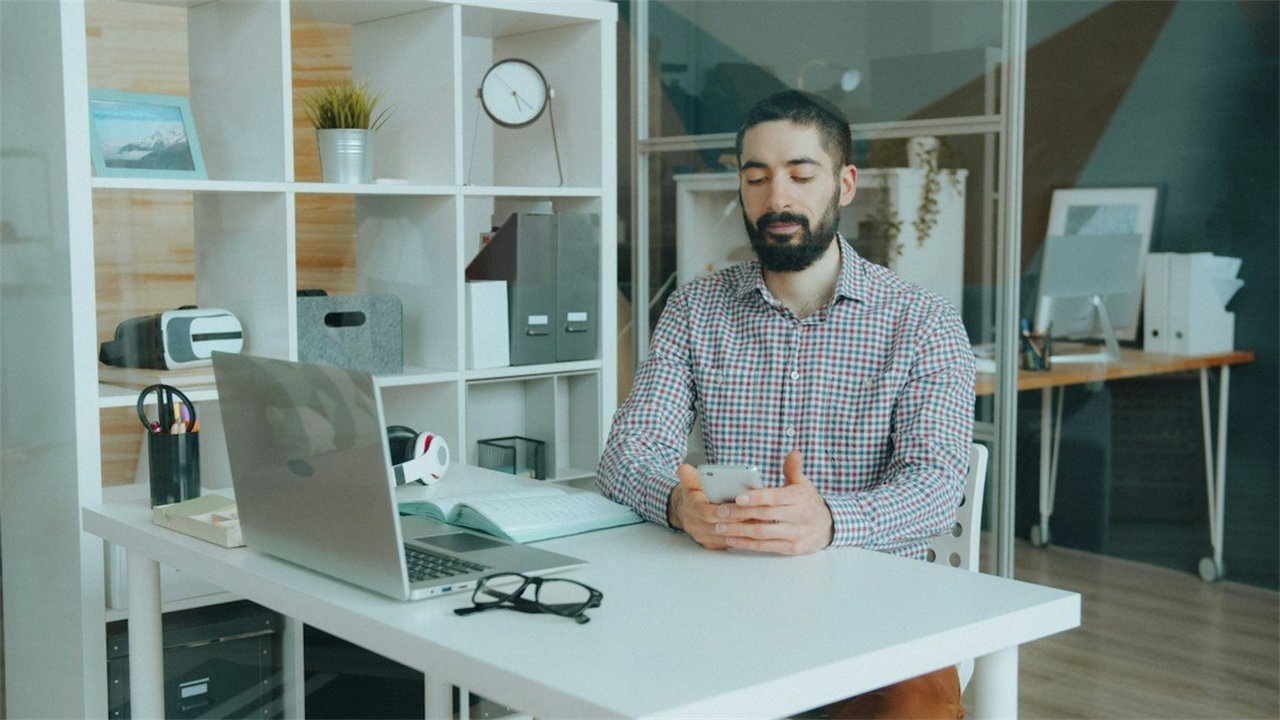 Trader pausing calmly at a tidy desk before a session, the first step to stop emotional trading