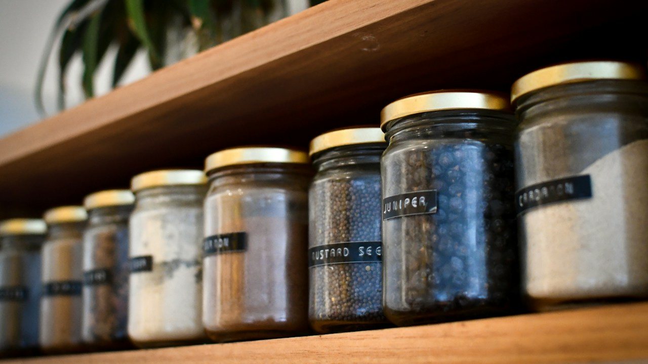 Row of glass spice jars on a shelf, a picture of fresh vs tested supply and demand zones