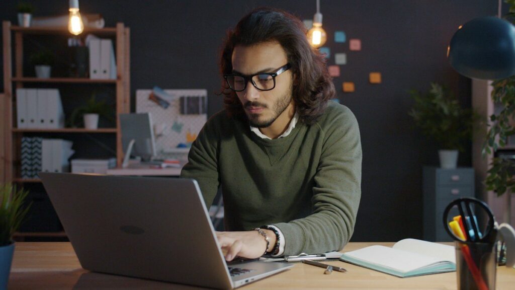 Trader reviewing margin and leverage before applying a rules-based risk model to a spread bet