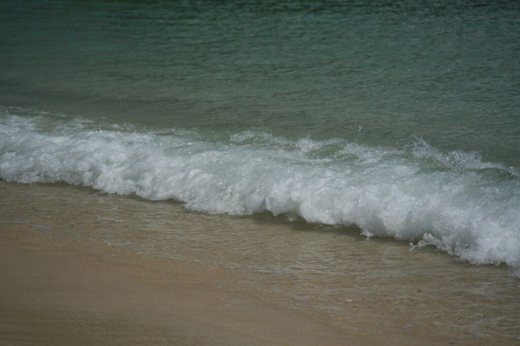 Wave washing up a beach and pulling back, like a quick wick through a level that closes back inside