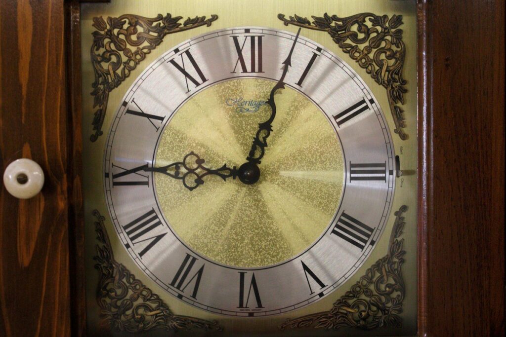 Face of a grandfather clock, whose pendulum swings between two fixed points like price inside a range