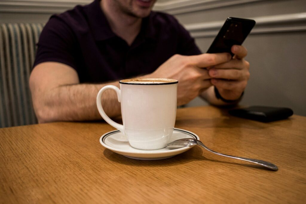 Person setting an alert on a phone instead of chasing, a simple habit against fear of missing out
