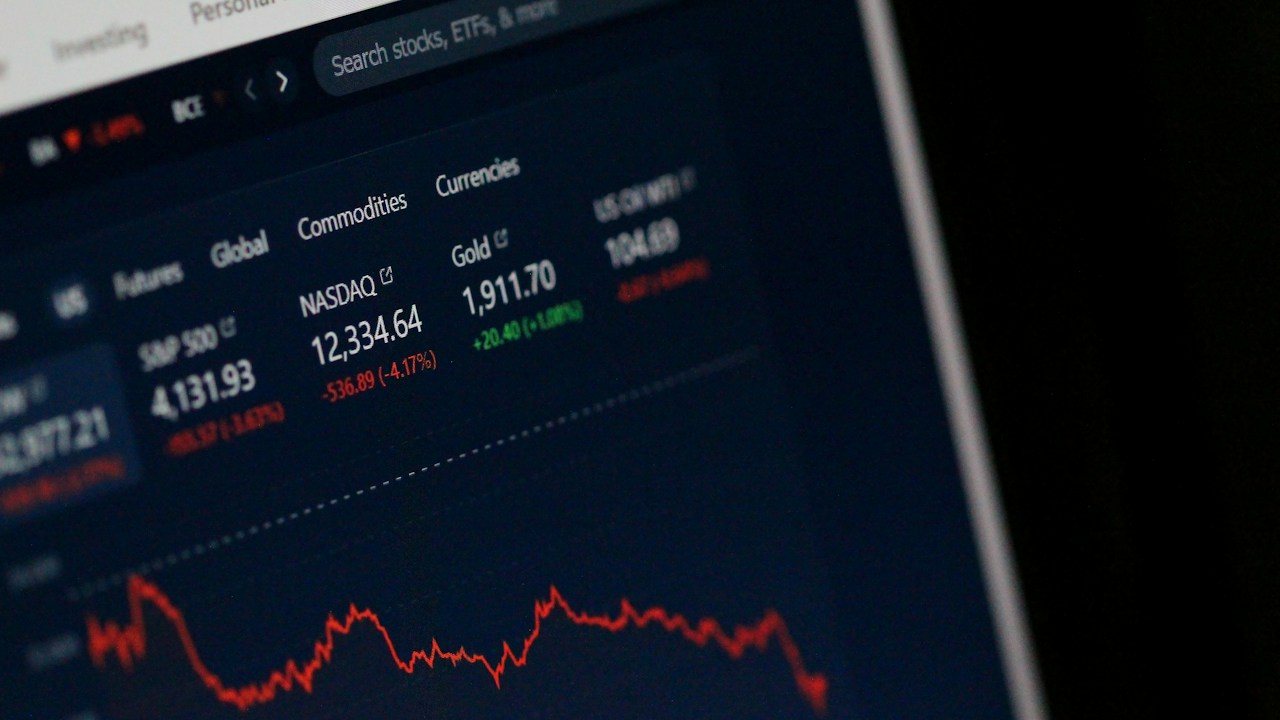 Laptop screen showing a price chart, the kind used to mark the top and bottom of a trading range