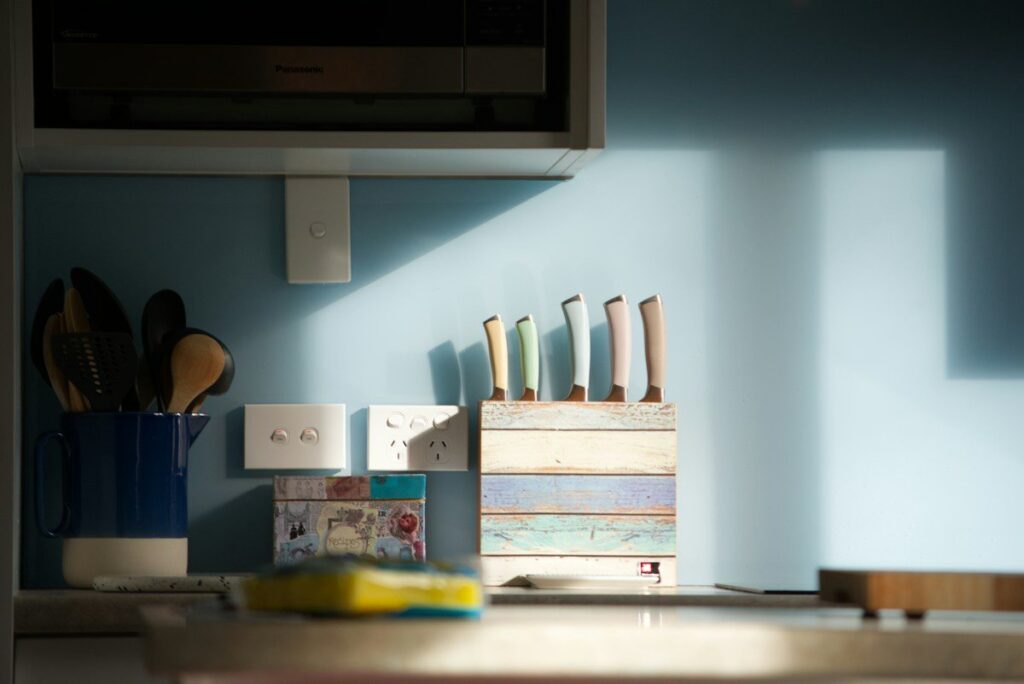 Tidy kitchen worktop with a knife block, where a written recipe lets anyone repeat the same steps