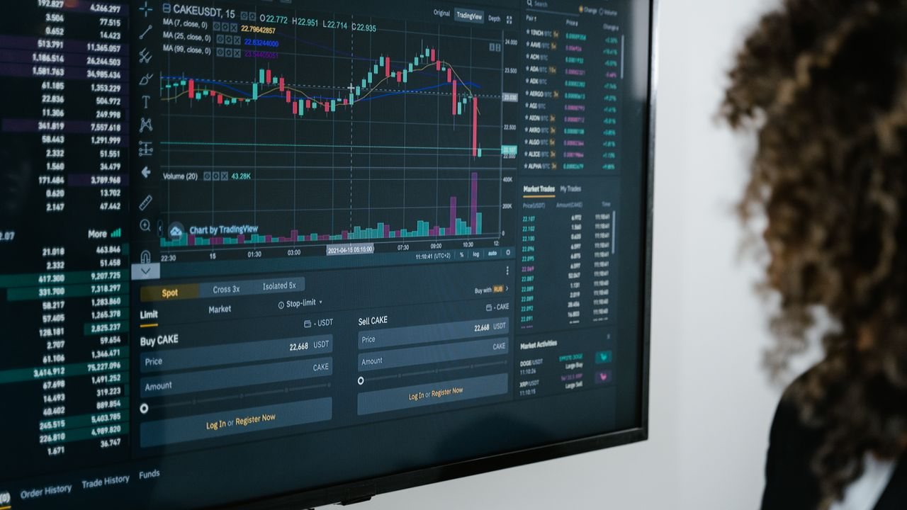 Trader at a widescreen monitor studying a sideways price box between two flat levels