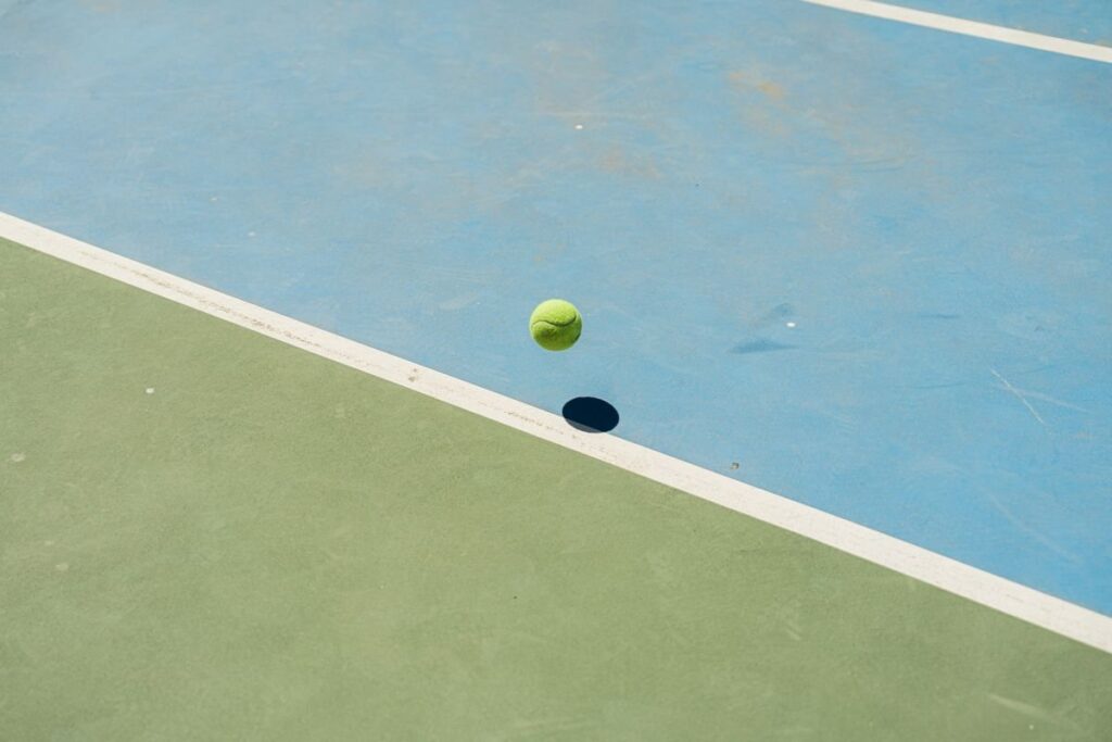 Tennis ball bouncing at a court line, a picture of price being rejected at the value area high or low