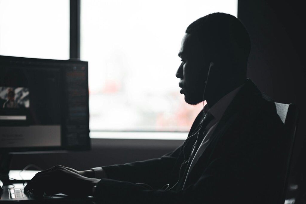 Trader looking at a losing trade on a monitor