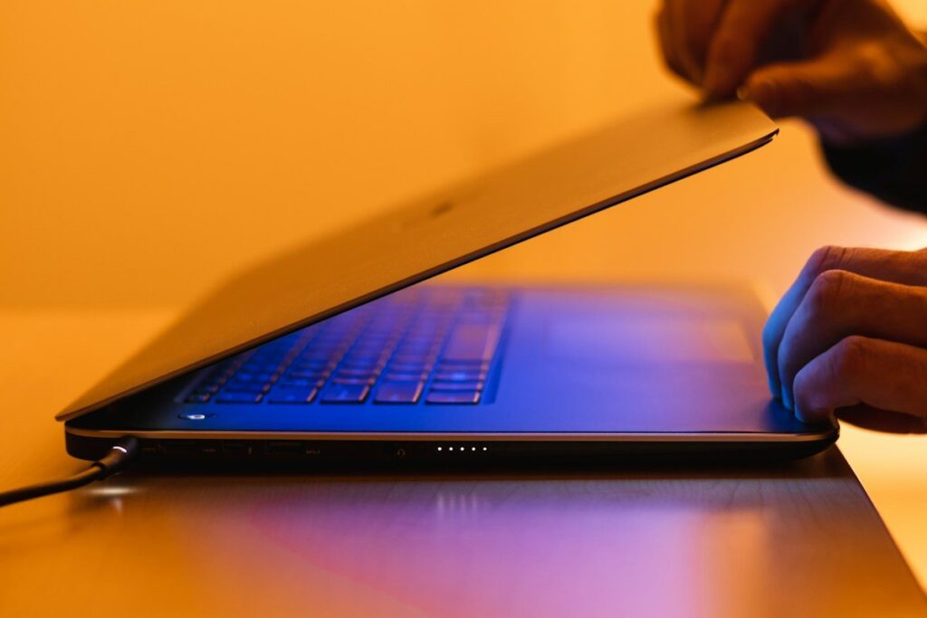 Trader closing a laptop after reaching the daily loss limit set in the trading plan