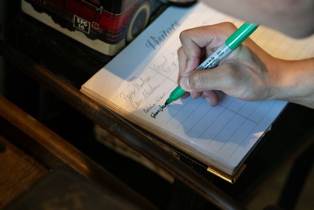 Hand writing a checklist on a notepad, planning an entry at the highest-ranked key level