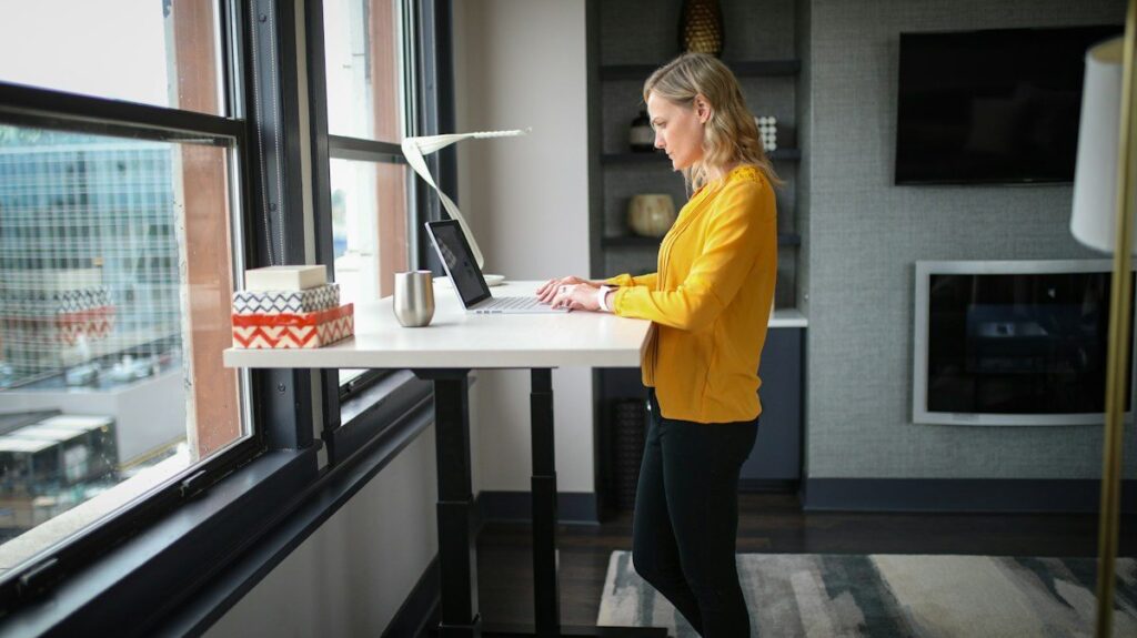 Trader at a standing desk setting a stop loss behind a key level so the reward justifies the risk