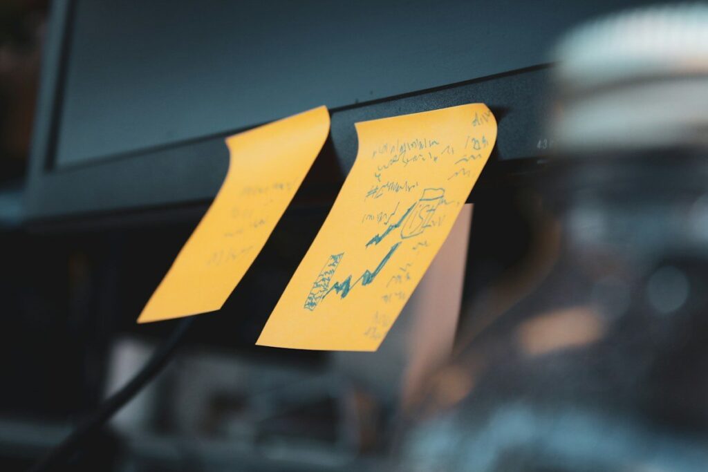 Sticky notes with handwritten price levels on a monitor edge, planning trades around the point of control