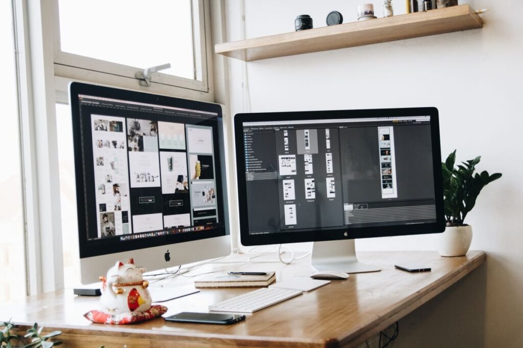 Two monitors showing a higher timeframe for filters and a lower timeframe for entry triggers
