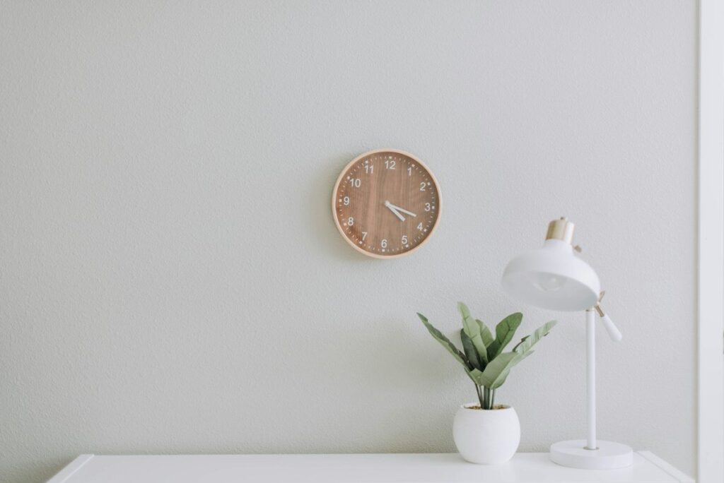 Quiet desk with a wall clock and lamp, a pause during a losing streak at fixed risk per trade