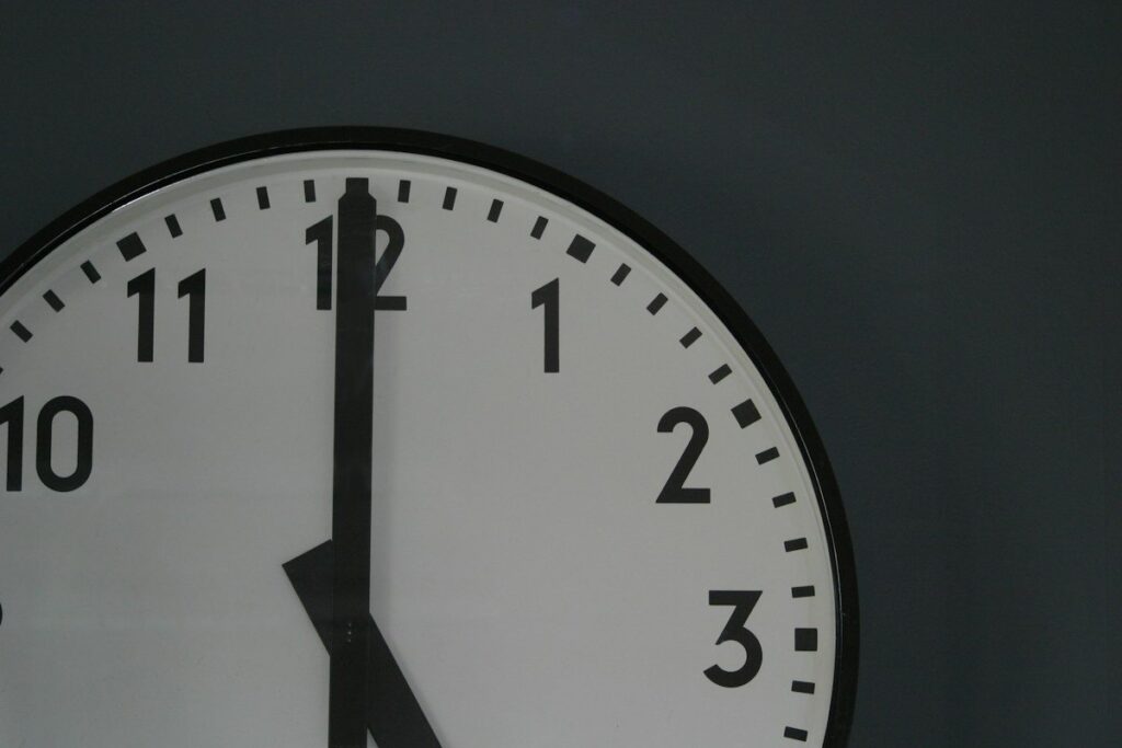 Round wall clock in an office, a reminder of the 13:30 UK slot when US data moves the US500