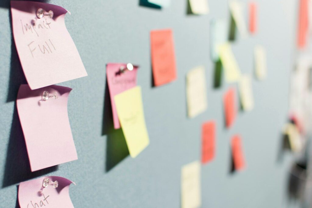 Sticky notes on a wall during a weekly review of trading mindset habits and rules