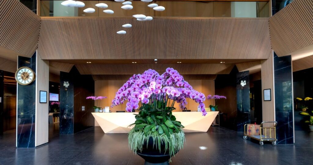 Hotel reception with a wall clock, a reminder that each forex pair is busiest in different sessions