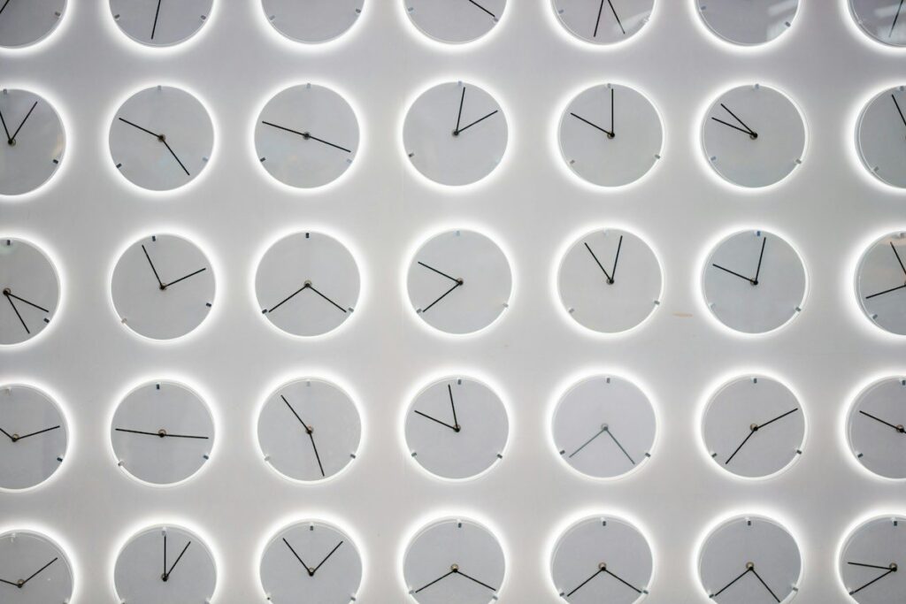 Row of wall clocks set to different cities, showing forex trading sessions in different time zones